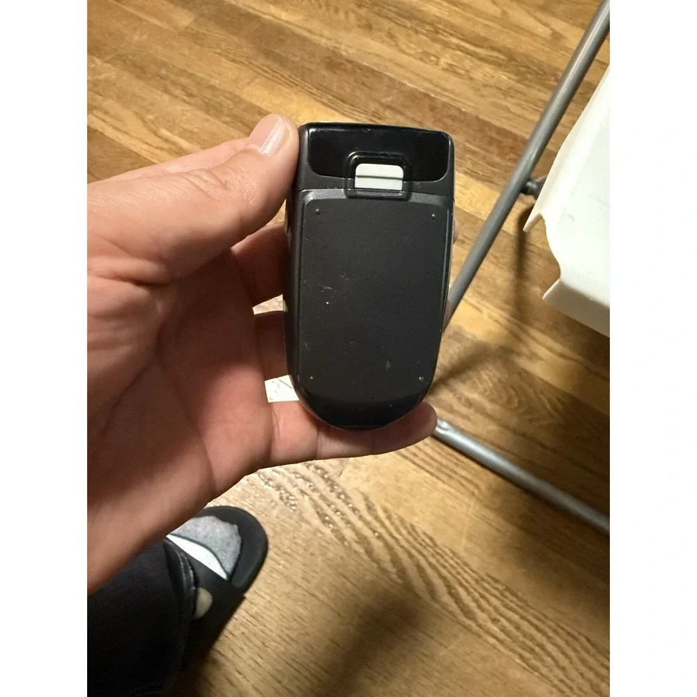 LG  V15225G Gray and Silver Rare CDMA‎ Flip Phone ( Untested)